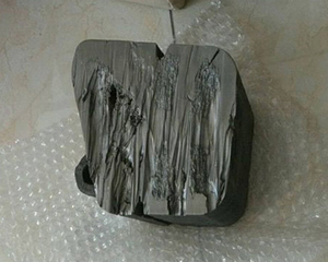 65小时的白铁铸造与陶瓷插入复合材料